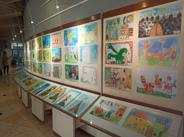 JÁ A MOJE RODINA, NA SVĚTĚ JE JEDINÁ - výstava obrázků z výtvarné soutěže mateřských škol